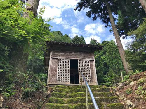 石段の途中のお堂