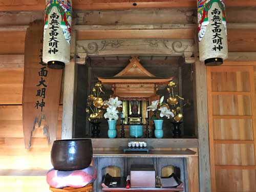 内部のお社