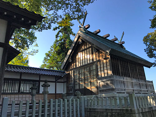 布市神社の本殿