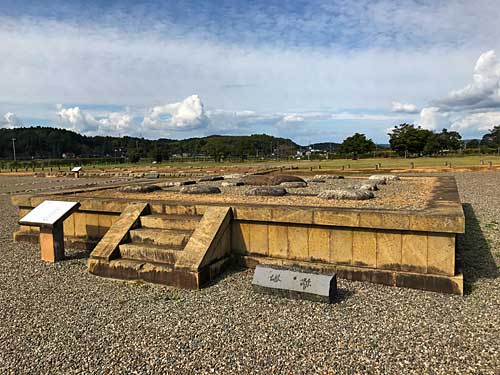 仏塔跡