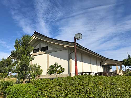 能登国分寺展示館の斜め横