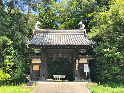 神宮文庫の薬医門