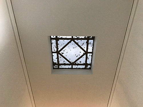 通路上にある天窓