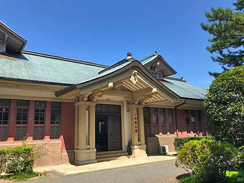 神宮文庫を斜め前から