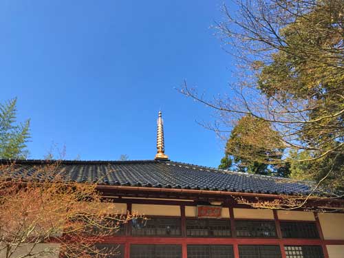 本堂の天頂の相輪