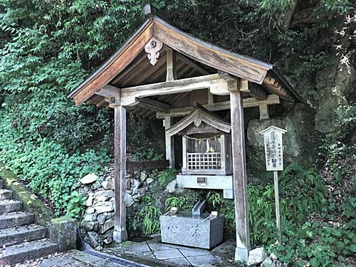 石清水薬師不動尊の祠