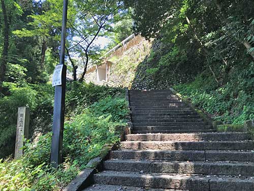 急傾斜な女坂後半