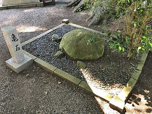 金剣宮の亀石