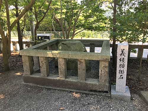 義経腰掛石