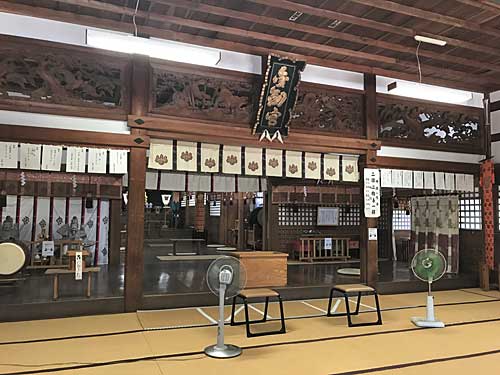 拝殿の内部