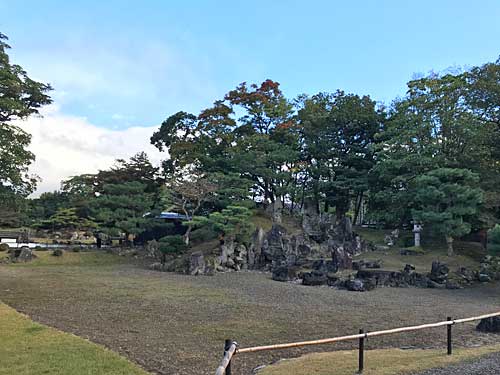 正面の枯山水庭園
