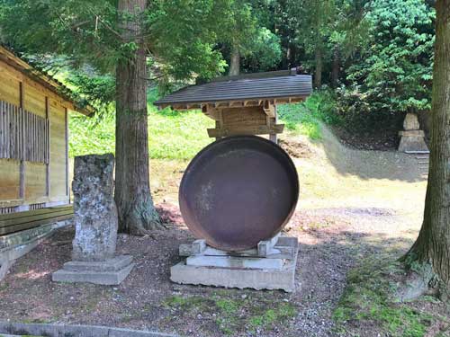 鉄鍋と長方形の石