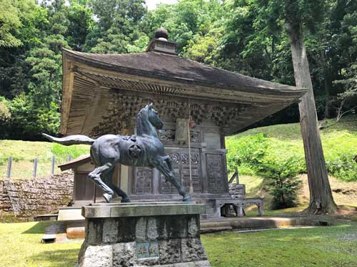道神社拝殿と神馬