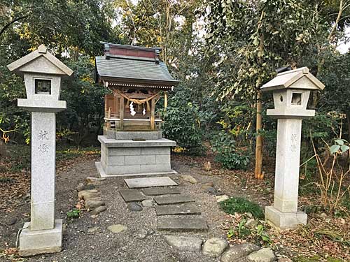 子安社の灯篭と社殿