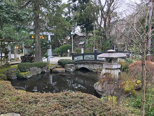 若宮八幡宮の池と反り橋