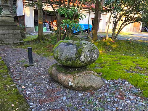 社殿前の石