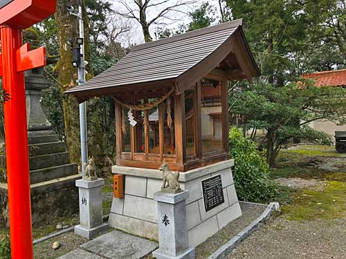 社殿斜め横から