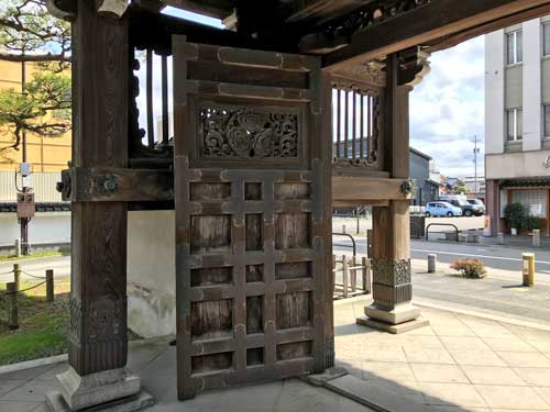 山門の門扉