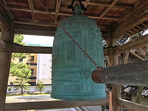 鐘楼に吊り下がっている梵鐘