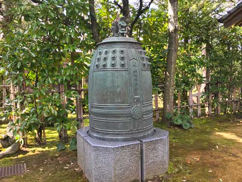 下に置かれている梵鐘