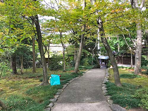 屋敷に向かう通路の様子