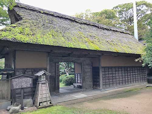 長屋門っぽい造りの門