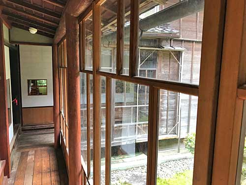 表面がうねっているガラス