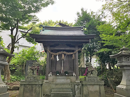 芋堀藤五郎神社の拝殿