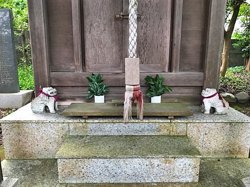 拝殿に置かれた逆置きの狛犬
