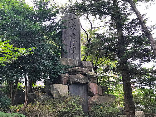 芋堀藤五郎神社の忠霊塔