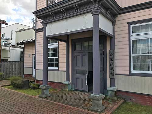 松任明治洋風館の玄関ポーチ
