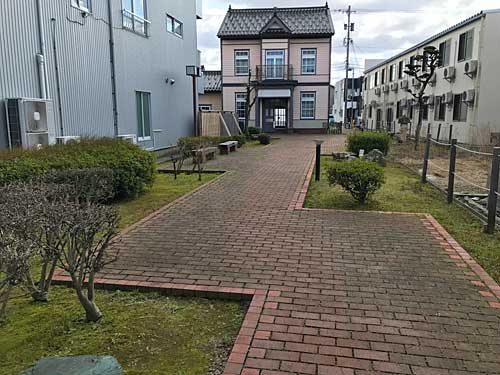松任明治洋風館の前庭