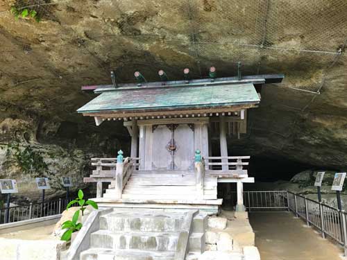 白山神社の本殿