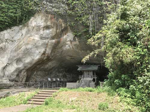大境洞窟住居跡　斜め前方から