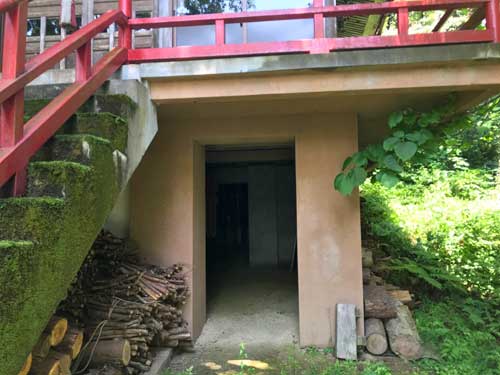 奥の院の下部