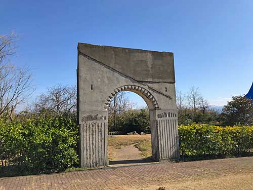 風と砂の館にある粟ヶ崎遊園の本館入口