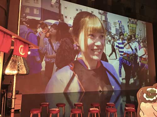 和倉温泉お祭り会館の巨大スクリーン