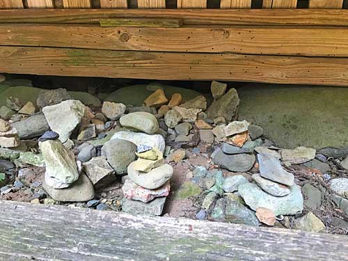 拝殿軒下の積み石