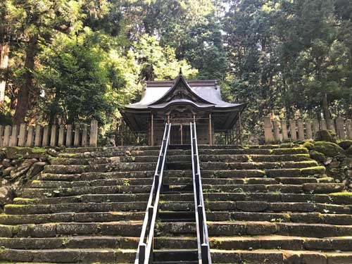 本殿に続く石段