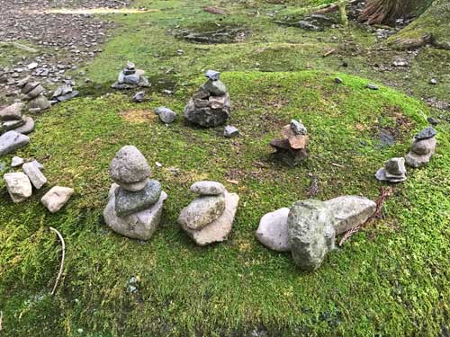 平泉寺の苔と積み石