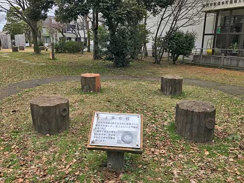 4本の木柱列