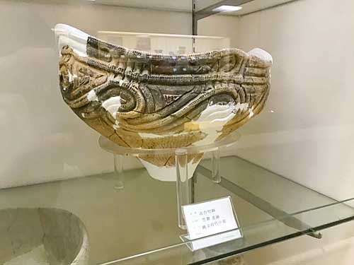 紋様の美しい縄文式土器