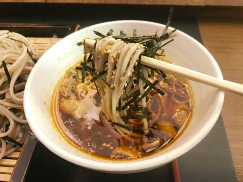 鶏辛味つけ汁そばのつゆと蕎麦