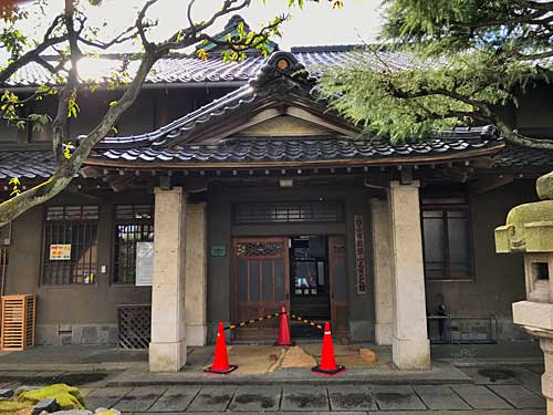 松任ふるさと館の玄関
