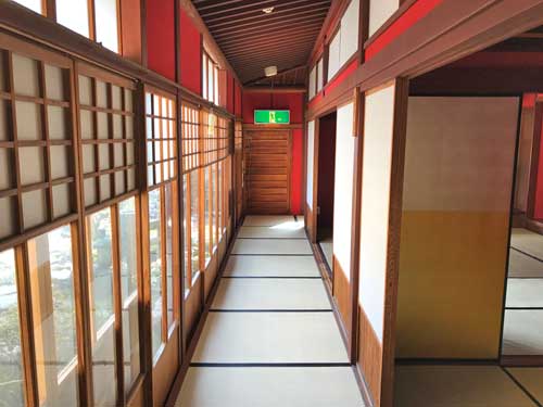 庭から見る松任ふるさと館