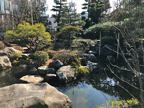 池の中央にある島