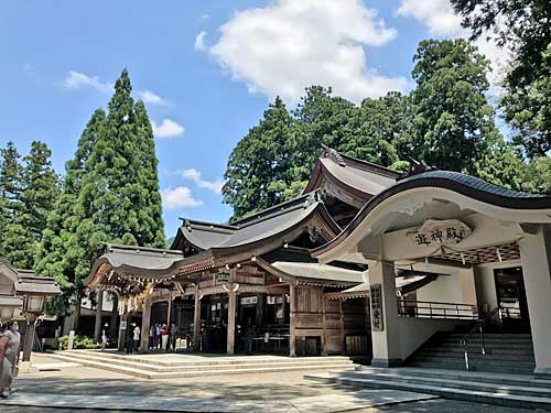 白山比咩神社の境内