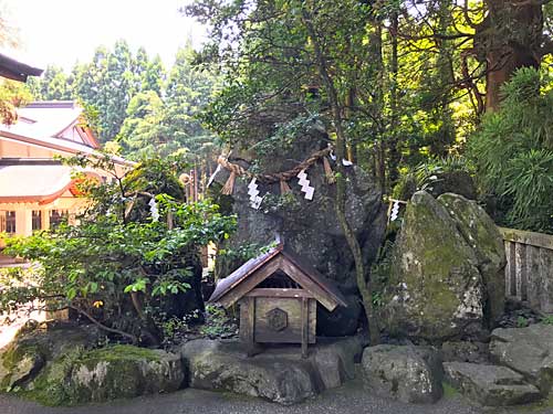 大汝峰・御前峰・別山を模した3つの大石