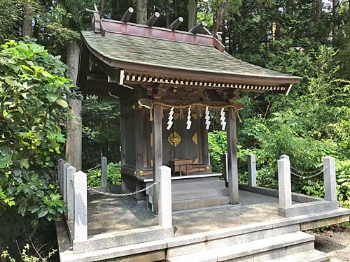 禊場の奥にある小さな祠