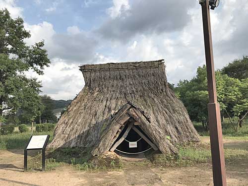 傾いた住居